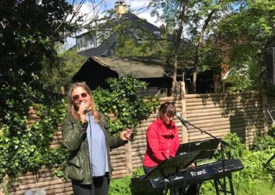 Anna Kruse og Sara Futtrup til fællessangskoncert i gården