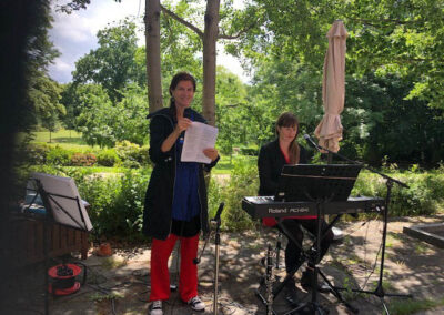 Anna Kruse og Sara Futtrup til fællessangskoncert i gården